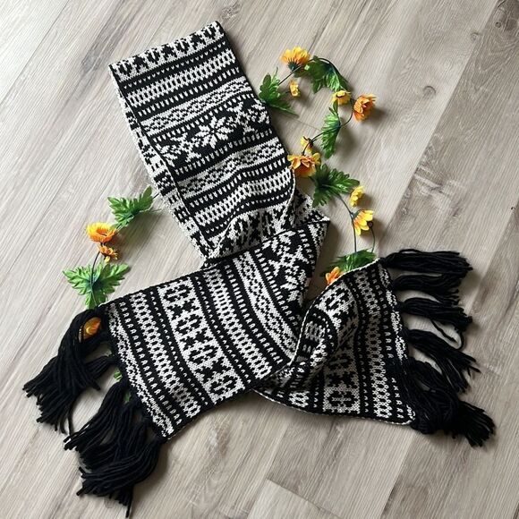 Old Navy Large Black & White Snowflake Knit Winter Scarf With Fringe - Picture 10 of 10